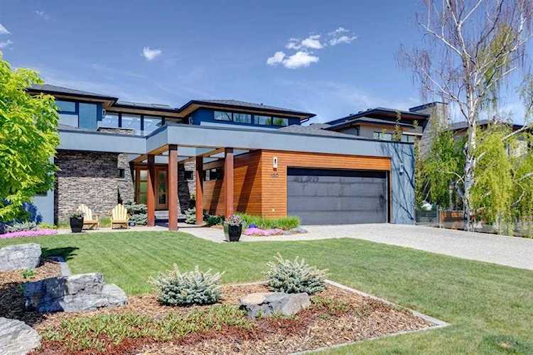 120 Wildwood Dr SW Calgary, AB T3C 3C5