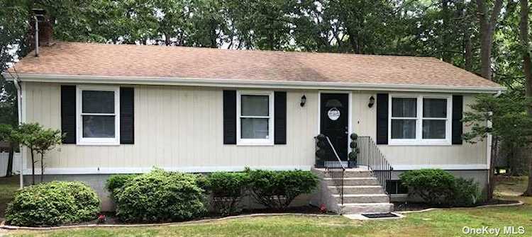 416 W End Avenue Shirley, NY 11967