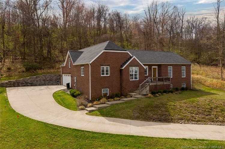 2715 Clearstream Ct New Albany, IN 47150