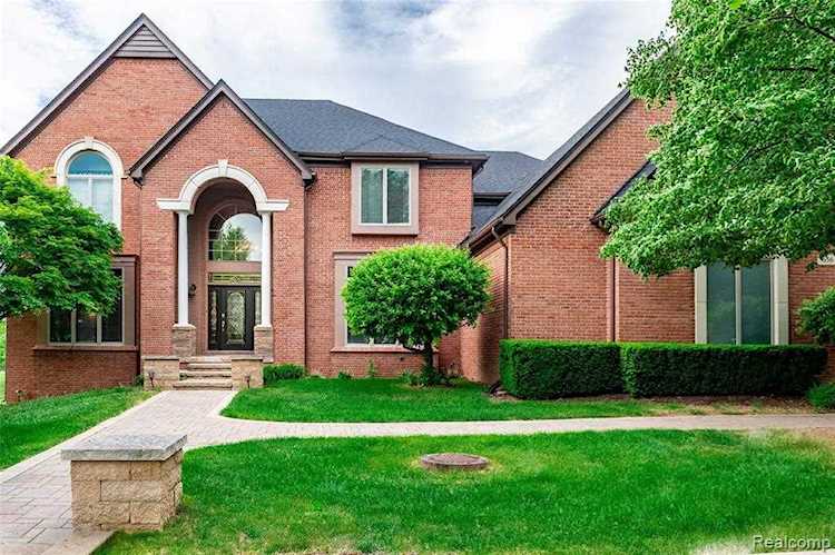 656 Springview Dr Rochester, MI 48307