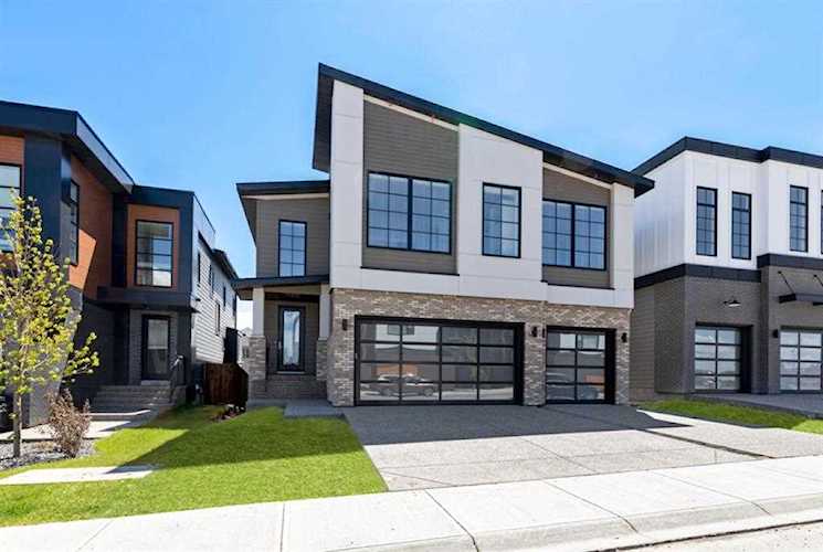 7853 8A Ave SW Calgary, AB T3H 4C7