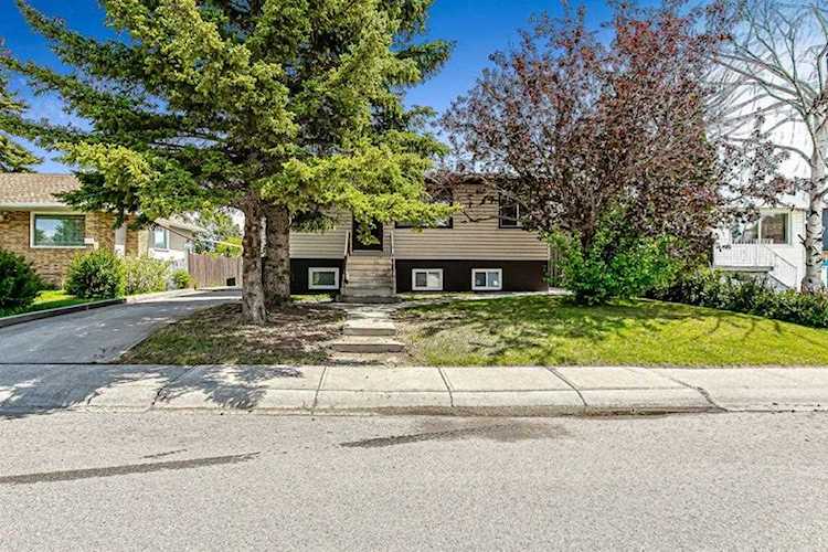 1110 34 St SE Calgary, AB T2A 0Z8