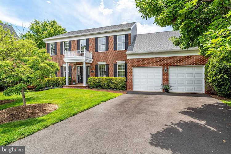 3725 Broadrun Dr Fairfax, VA 22033