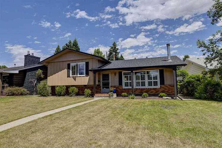 1563 Lake Bonavista Dr SE Calgary, AB T2J 2X8