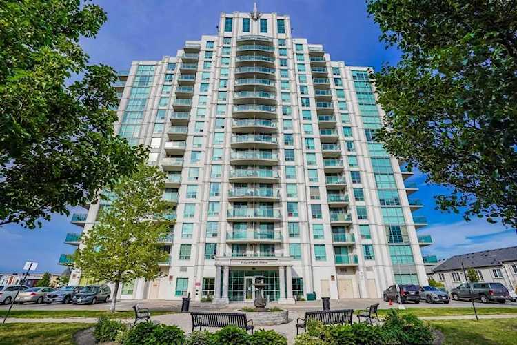 8 Rosebank Dr Toronto, ON M1B5Z3