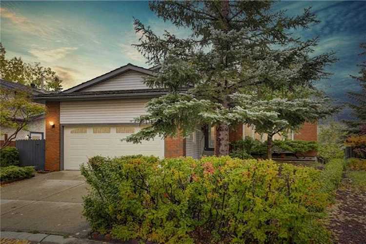 23 Hawkslow Place NW Calgary, AB T3G 3B2