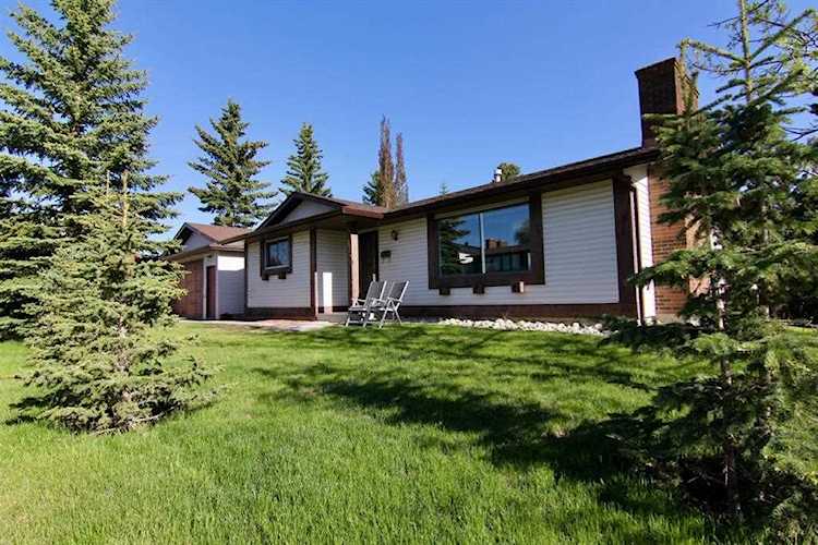 8427 64 Ave NW Calgary, AB T3B 5A6