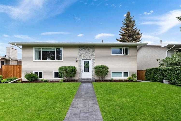 432 Woodland Crescent SE Calgary, AB T2J 1J9