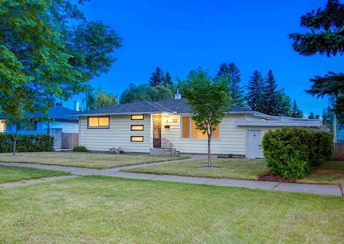 23 Cambrian Dr NW Calgary, AB T2K 1P3
