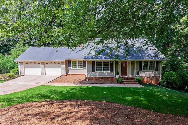 1622 Bent River Dr SW Lilburn, GA 30047