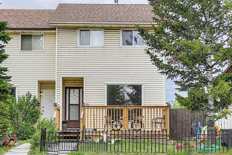 11 Falton Dr NE Calgary, AB T3J 1K6