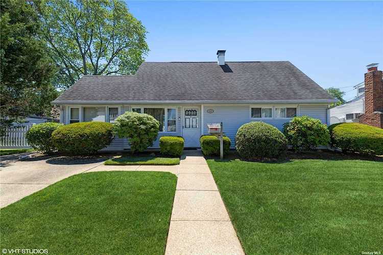 2244 Dogwood Lane Westbury, NY 11590