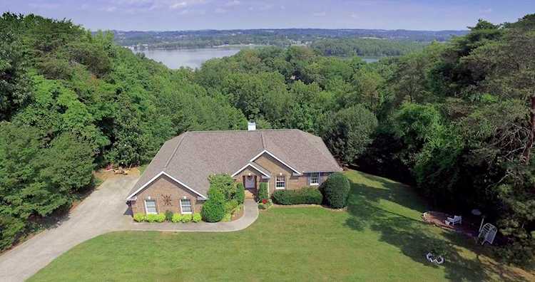 910 Point Harbour Dr Lenoir City, TN 37772
