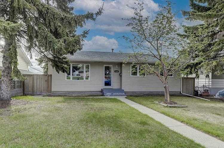 4520 Namaka Crescent NW Calgary, AB T2K 2H6