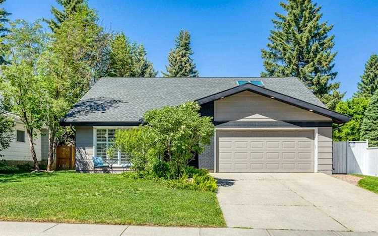 436 Lake Moraine Rd SE Calgary, AB T2J 1E6