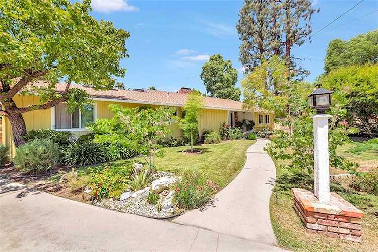 8655 Balcom Ave Sherwood Forest, CA 91325