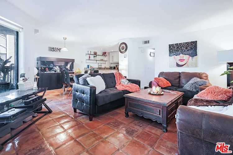 18316 Hatteras St #22 Tarzana, CA 91356
