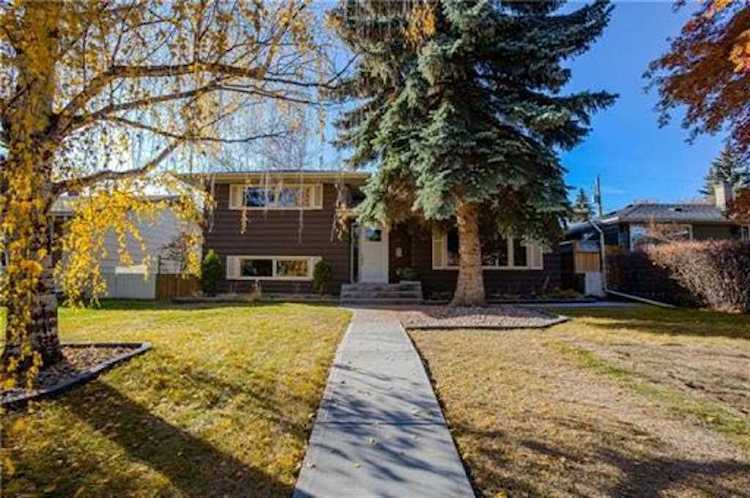 23 Hamlet Rd SW Calgary, AB T2V 3C9