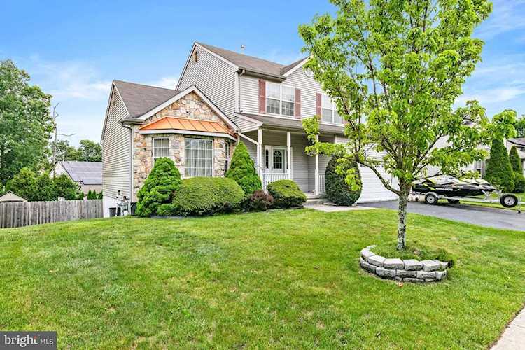 12 Cross Creek Dr Tuckerton, NJ 08087