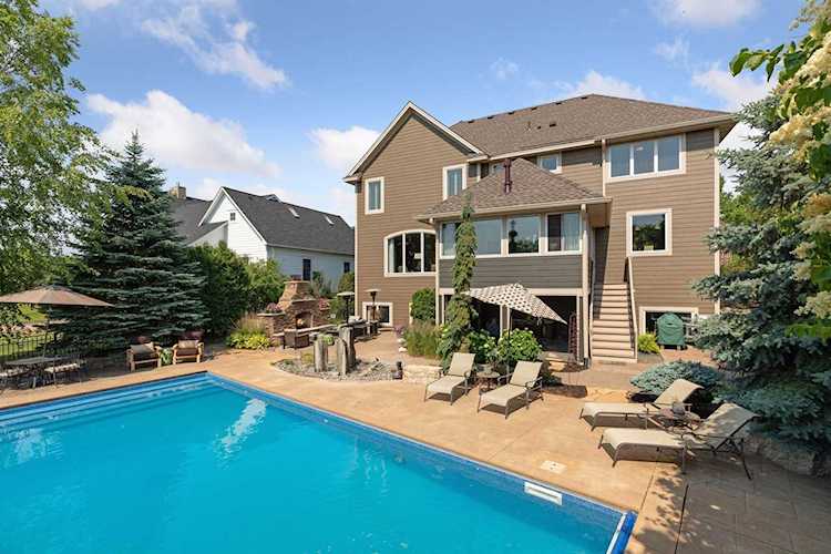 11195 Whitewater Drive Woodbury, MN 55129