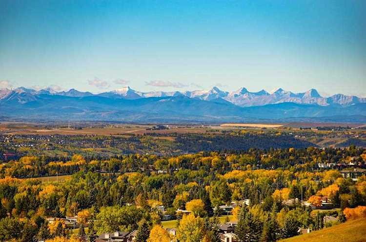 204 Edelweiss Dr Calgary, AB T3A 3R7