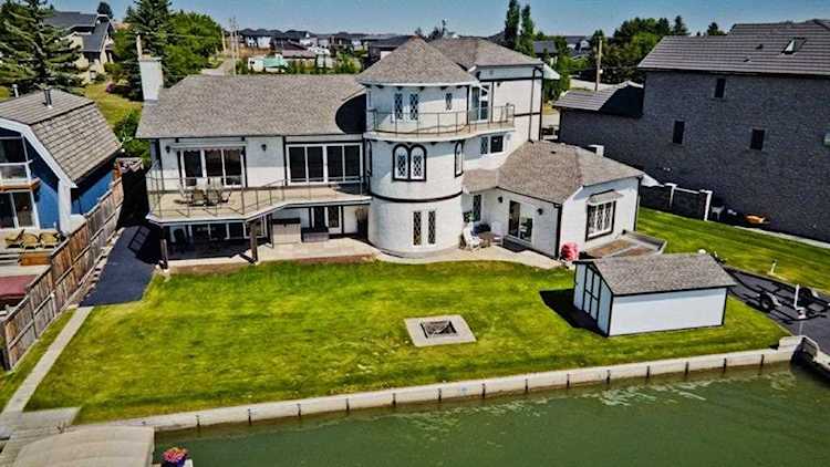 1105 East Chestermere Dr Chestermere, AB T1X 1A9