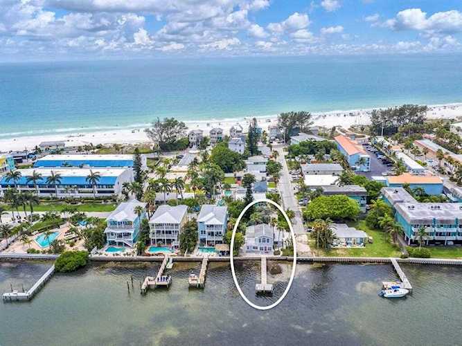 1107 Bay Dr N Bradenton Beach, FL 34217