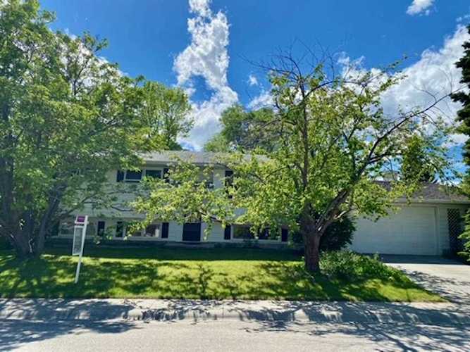 6307 Longmoor Way SW Calgary, AB T3E 5Z8