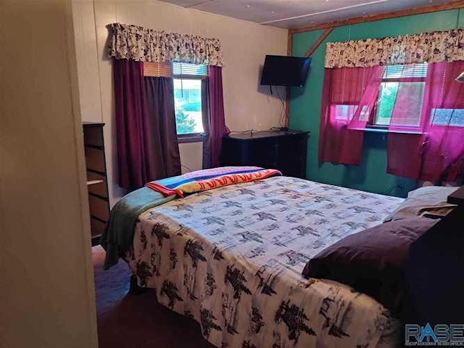 120 E 6Th Ave Lennox, SD 57039