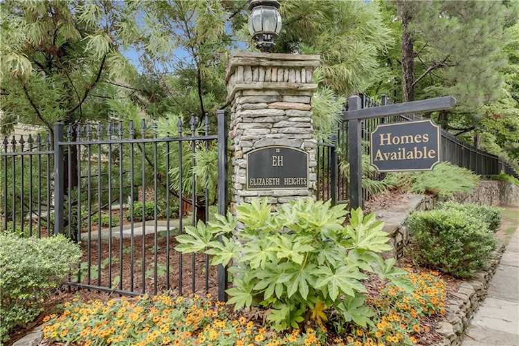 Beautiful top floor THREE bedroom end unit in quiet gated community conveniently located in Sandy...6902492 Photo 1