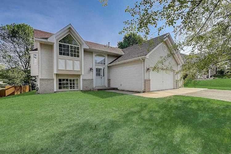 2463 Valley View Avenue E Maplewood, MN 55119