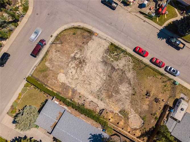 66 Cromwell Ave NW Calgary, AB T2L 0M7