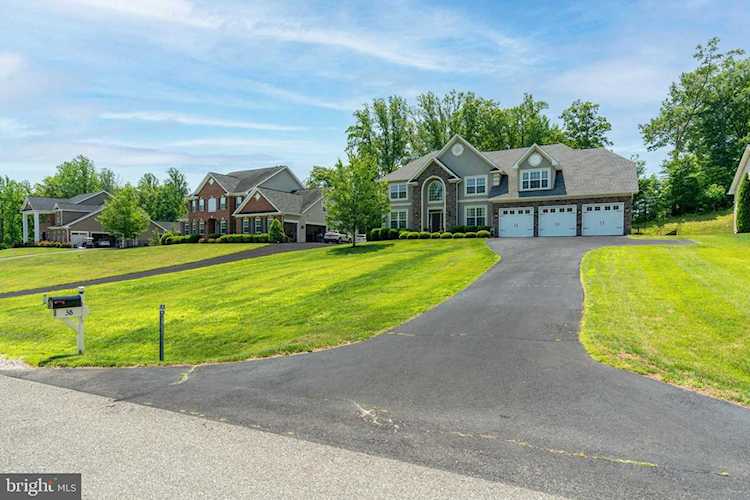 38 Presidential Ln Stafford, VA 22554 | MLS ® VAST233592 Photo 1