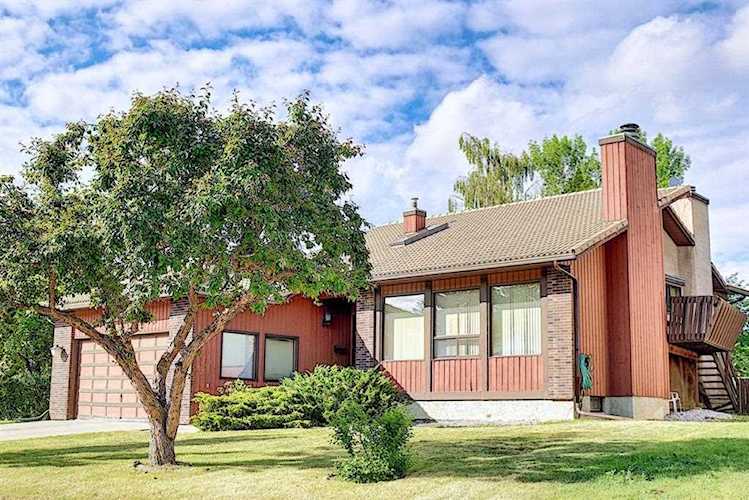 27 Castlebury Way NE Calgary, AB T3J 1K7