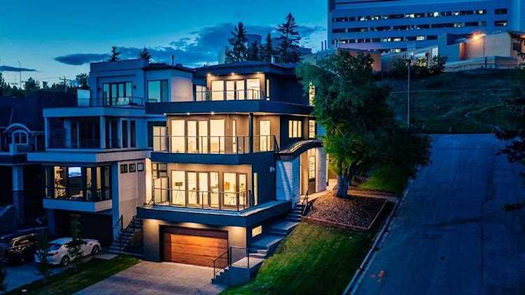 1005 36 St NW Calgary, AB T2N 1E1