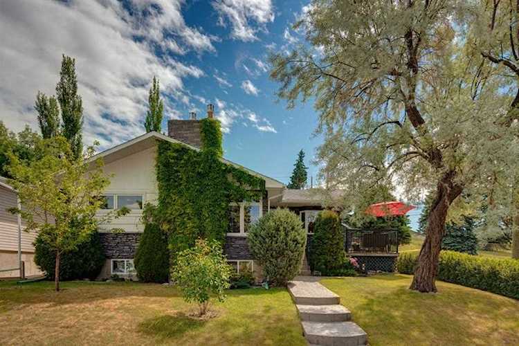 3204 15 St NW Calgary, AB T2L 0K1