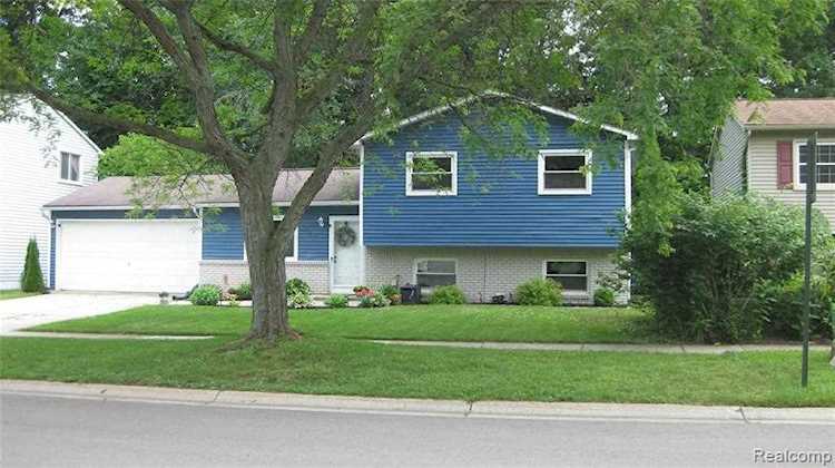 1019 Fairway Trails Brighton, MI 48116 | MLS 2210050670 Photo 1