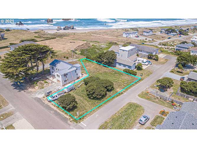692 Seaview Ct Bandon, OR 97411 | MLS 21041049 Photo 1
