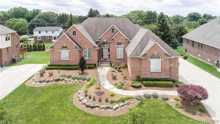 54048 W Birchfield Dr Shelby Twp, MI 48316