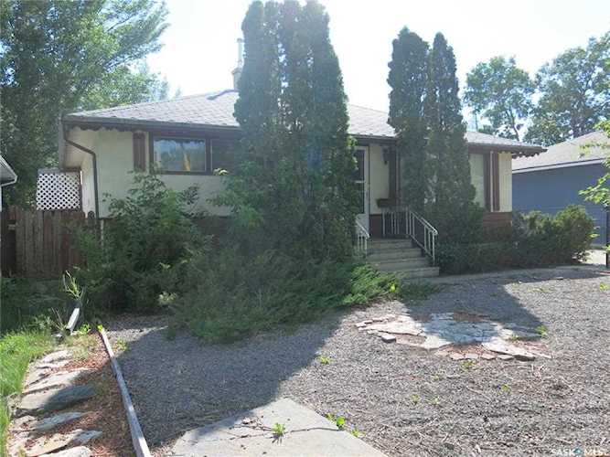 3217 Avonhurst Dr Regina, SK S4R 3J8