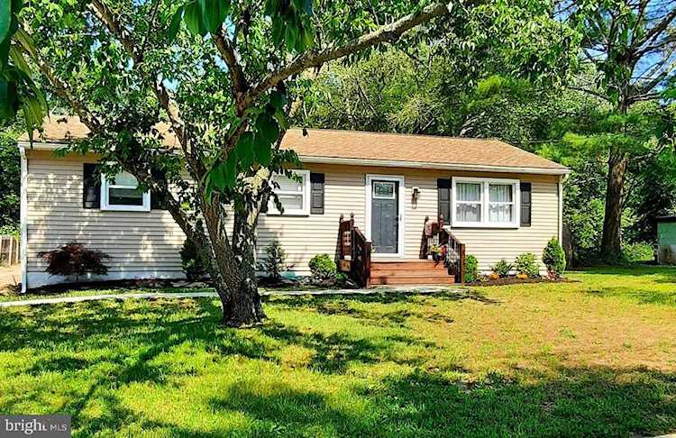 7 W Shore Dr Southampton, NJ 08088