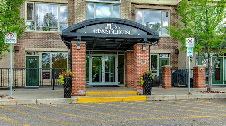 35 Inglewood Park SE #404 Calgary, AB T2G 1B5