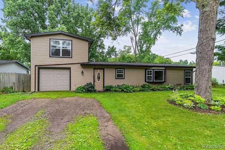 9376 Leo Dr Green Oak Twp, MI 48116 | MLS 2210051570 Photo 1