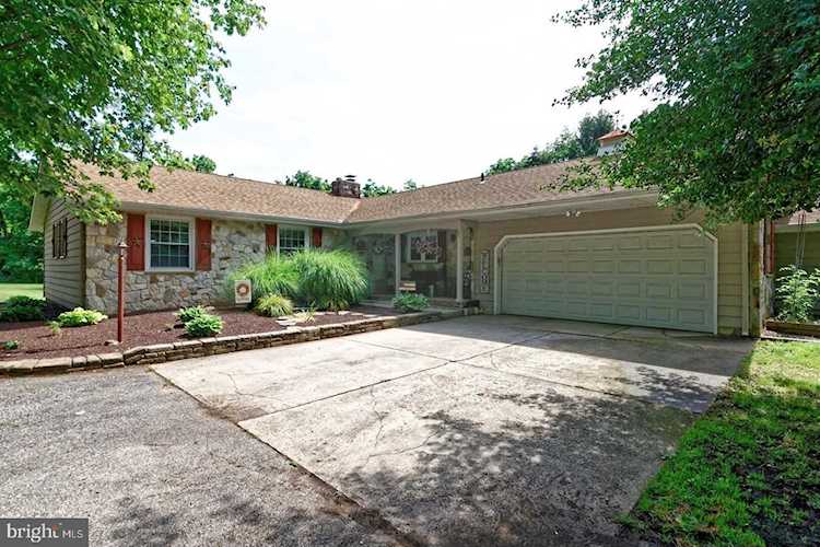 48 Holly Ln Pilesgrove, NJ 08098