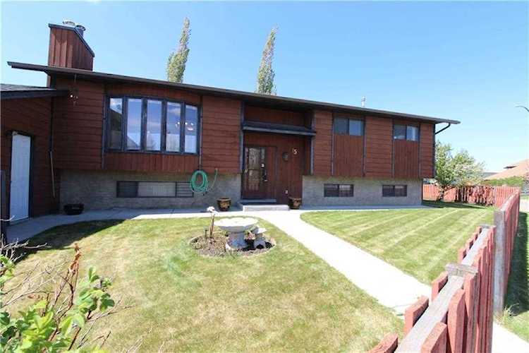 15 Whitworth Rd NE Calgary, AB T1Y 1Z9