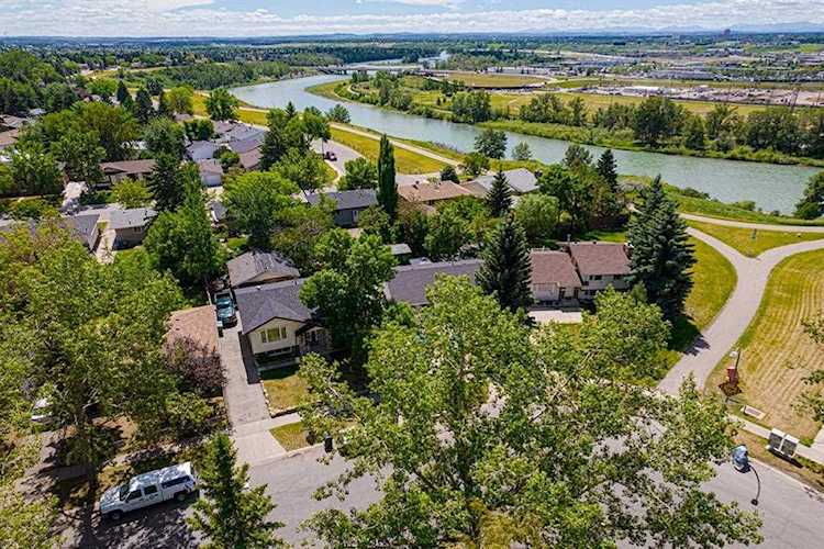 1720 66 Ave SE Calgary, AB T2C 1T3