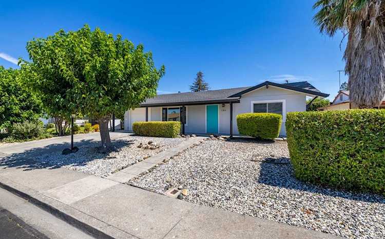 186 Isle Royale Circle Vacaville, CA 95687 | MLS 321061716 Photo 1