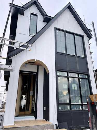 912 41 St SW Calgary, AB T3C 1X2