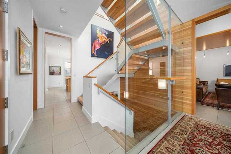 531 48 Ave Calgary, AB T2S 1E4