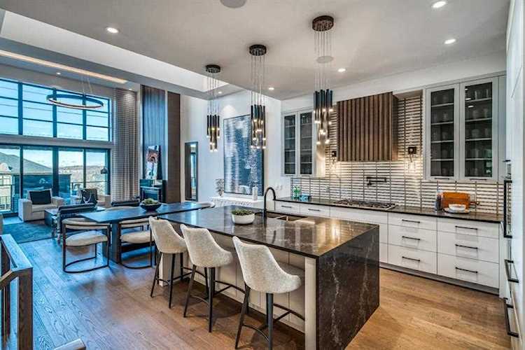 208 Elveden Ct SW Calgary, AB T3H 3W4